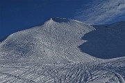 72 Il versante sud di Cima Villa battuto da motoslitte, escursionisti, ciaspolatori, scialpinisti